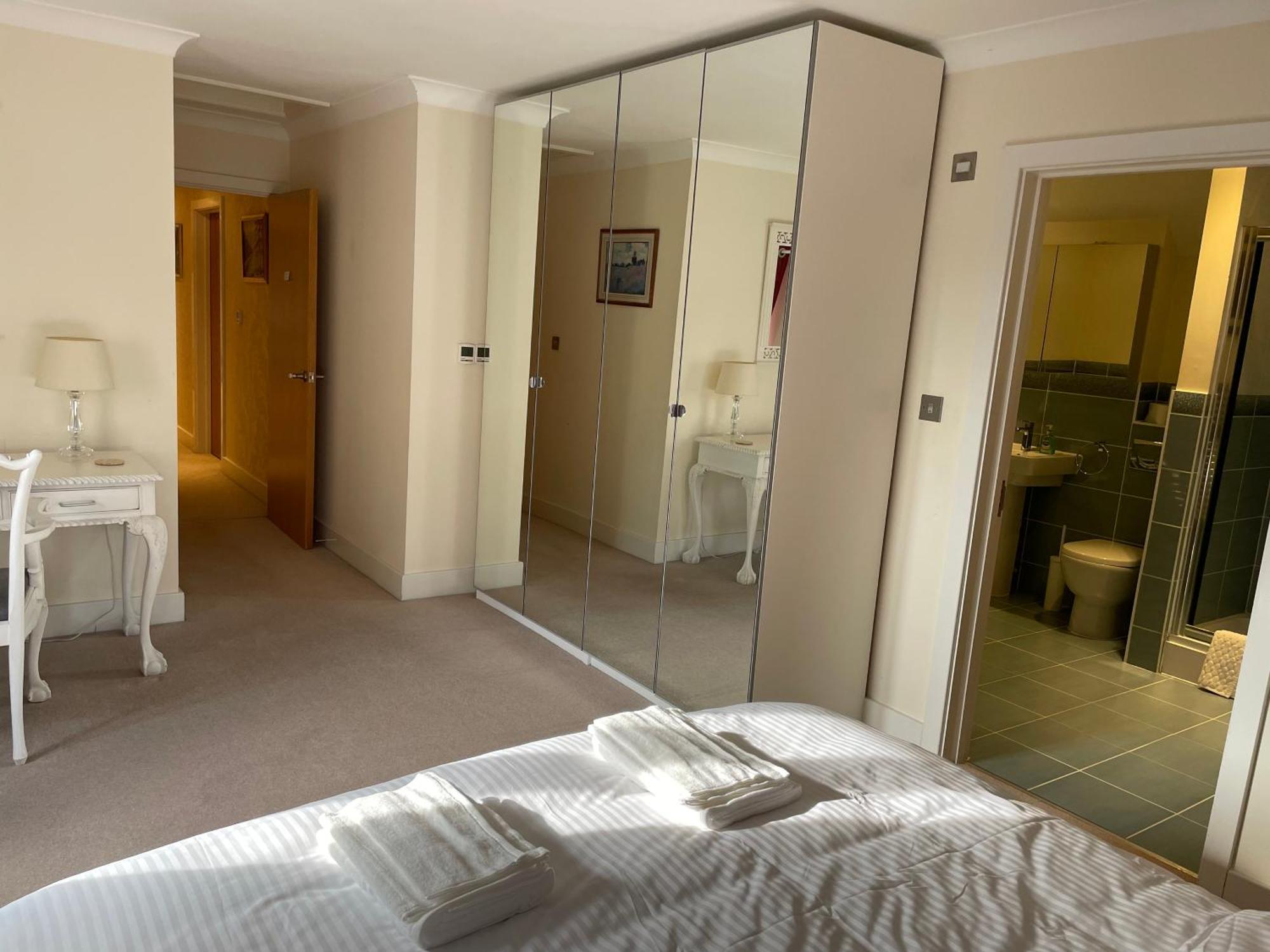 Top Floor En-Suite Double Bedrooms With Great View Of Windsor Castle & Free Parking Bagian luar foto