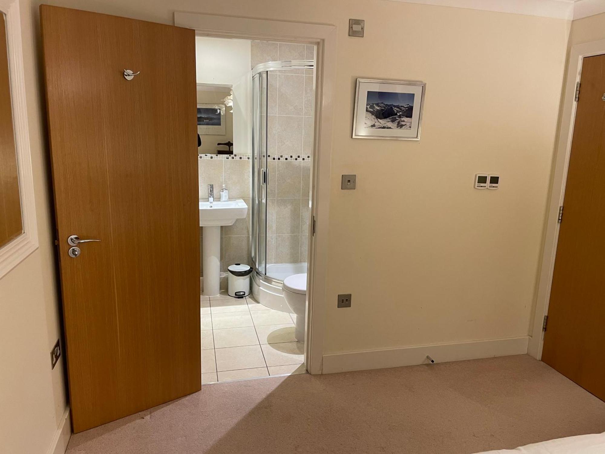 Top Floor En-Suite Double Bedrooms With Great View Of Windsor Castle & Free Parking Bagian luar foto