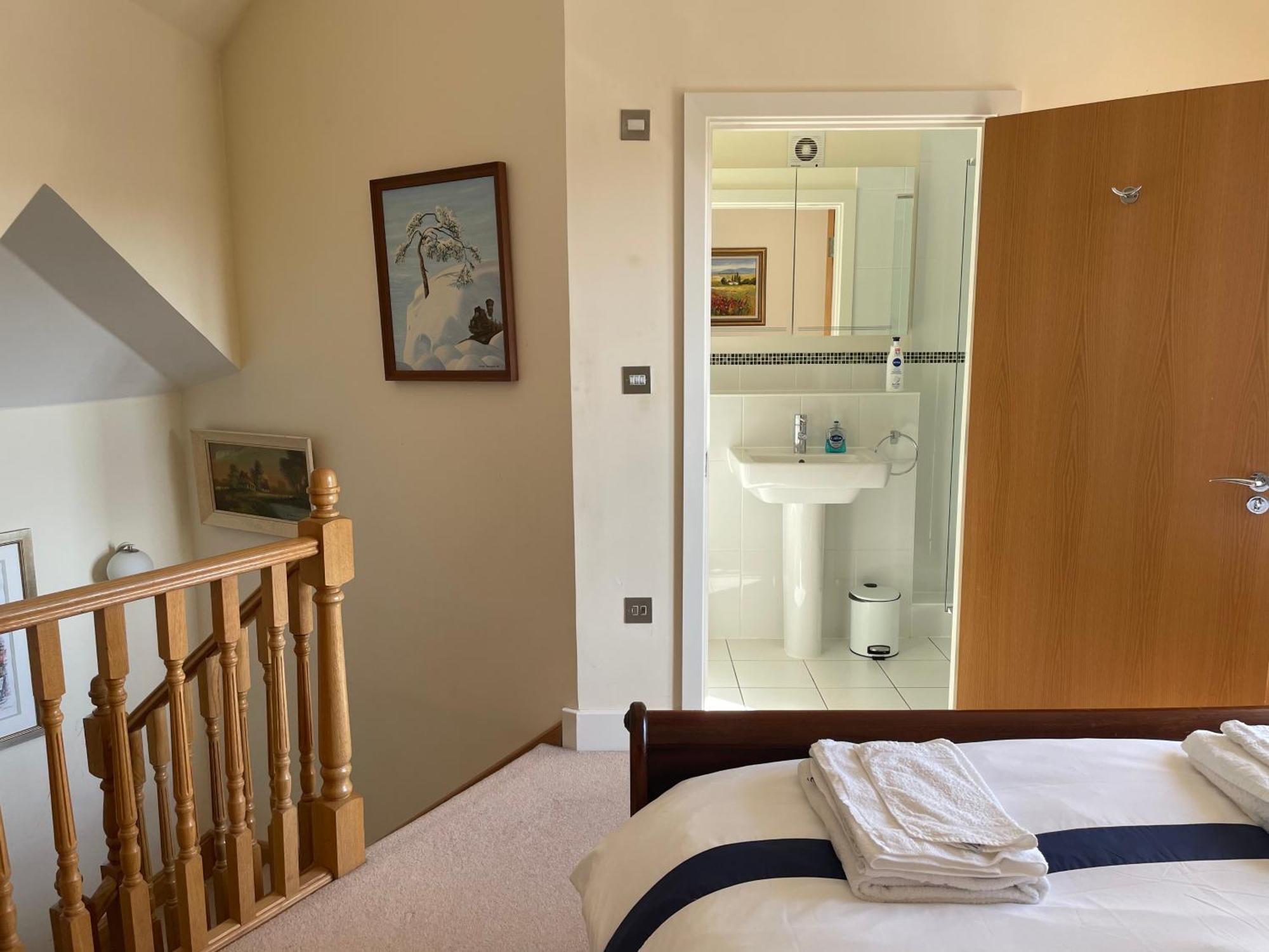 Top Floor En-Suite Double Bedrooms With Great View Of Windsor Castle & Free Parking Bagian luar foto